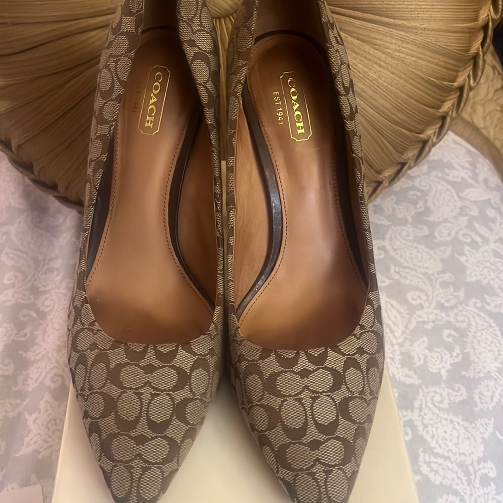 Coach heels size 7 1/2 with box good condition